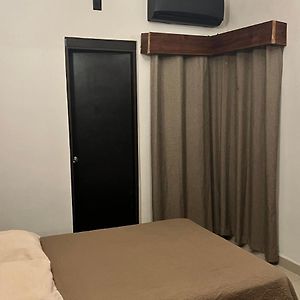 Habitación Pequeña con Cama King